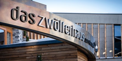 Hotels an der Piste - Award-Gewinner - PLZ 5761 (Österreich) - Eingang Schild - Hotel DAS ZWÖLFERHAUS