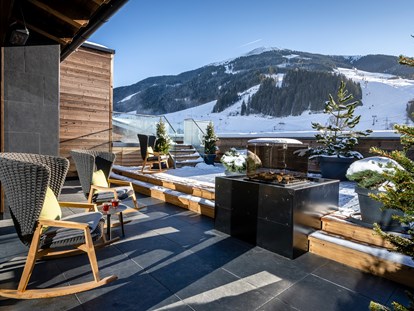 Hotels an der Piste - geführte Skitouren - Skicircus Saalbach Hinterglemm Leogang Fieberbrunn - Terrasse mit Aussicht - Hotel ZWÖLFERHAUS