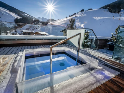 Hotels an der Piste - geführte Skitouren - Going am Wilden Kaiser - Außenpool - Hotel ZWÖLFERHAUS