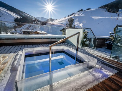 Hotels an der Piste - geführte Skitouren - Skicircus Saalbach Hinterglemm Leogang Fieberbrunn - Außenpool - Hotel ZWÖLFERHAUS