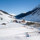 Hotels an der Piste: Talabfahrt und Übungslift der Skischule direkt am Haus - Kinder- & Gletscherhotel Hintertuxerhof