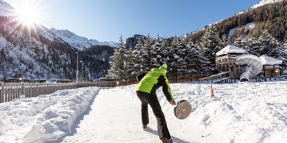 Hotels an der Piste - Skikurs direkt beim Hotel: für Kinder - Eisstockbahn - Kinder- & Gletscherhotel Hintertuxerhof