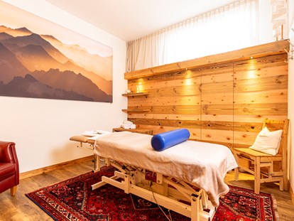 Hotels an der Piste - Skiraum: videoüberwacht - Emberg (Kaltenbach) - Massageraum - Kinder- & Gletscherhotel Hintertuxerhof