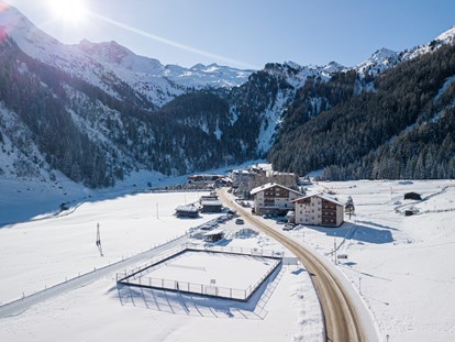 Hotels an der Piste - Kinder-/Übungshang - ca. 200 Meter bis zur Talstation - Kinder- & Gletscherhotel Hintertuxerhof