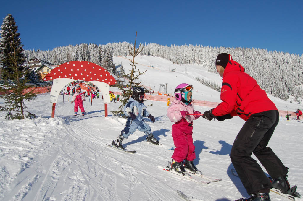 Hotels an der Piste: Kinderskikurs am Familienschiberg St. Jakob im Walde - direkt vorm Hotel
(Foto: Skischule Feiner) - Familienhotel Berger ***superior