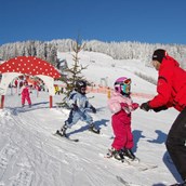 Skihotel - Kinderskikurs am Familienschiberg St. Jakob im Walde - direkt vorm Hotel
(Foto: Skischule Feiner) - Familienhotel Berger ***superior
