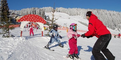 Hotels an der Piste - Skiraum: Skispinde - Kinderskikurs am Familienschiberg St. Jakob im Walde - direkt vorm Hotel
(Foto: Skischule Feiner) - Familienhotel Berger ***superior
