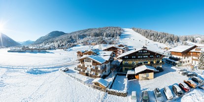 Hotels an der Piste - Rodeln - Außenansicht - Skiurlaub direkt an der Piste am Achterjet in Flachau - B&B Hotel Die Bergquelle