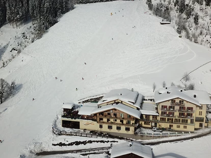 Hotels an der Piste - Hotel-Schwerpunkt: Skifahren & Familie - Enkerbichl - Hotelansicht mit Skipiste
 - Berghotel Jaga-Alm