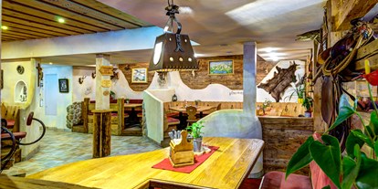 Hotels an der Piste - Verpflegung: Frühstück - Gemütlicher Barbereich zum Ausklang nach dem Skifahren - Berghotel Jaga-Alm