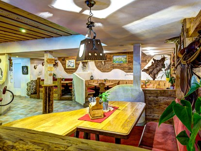 Hotels an der Piste - Sonnenterrasse - Gemütlicher Barbereich zum Ausklang nach dem Skifahren - Berghotel Jaga-Alm