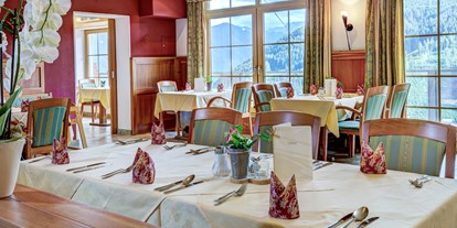 Hotels an der Piste - Skiraum: Skispinde - Speisesaal mit Panorama-Blick - Berghotel Jaga-Alm