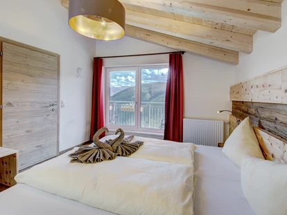 Hotels an der Piste - Hotel-Schwerpunkt: Skifahren & Familie - Enkerbichl - Appartement Zirbe Seeblick Schlafzimmer - Berghotel Jaga-Alm
