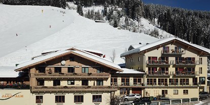 Hotels an der Piste - Skiverleih - Das Berghotel Jaga-Alm im Winter - Berghotel Jaga-Alm