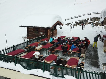 Hotels an der Piste - Skiraum: Skispinde - Steinbach (Bruck an der Großglocknerstraße) - Unser Terrasse ist für jede Skifahrer geöffnet - Berghotel Jaga-Alm
