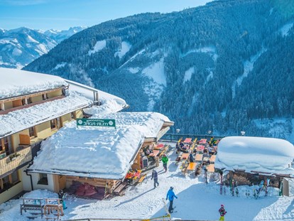Hotels an der Piste - Wellnessbereich - Skigebiet Schmittenhöhe - Restaurant mit Terrasse - Berghotel Jaga-Alm
