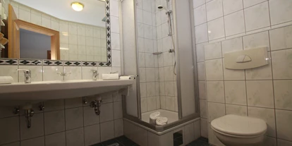 Hotels an der Piste - Verpflegung: Frühstück - Zams - Badezimmer mit Dusche / WC 
Doppelwaschbecken  - Hotel Persura
