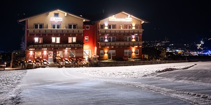 Hotels an der Piste - Haus (Haus) - Winter Hotel Pariente bei Nacht - Hotel Restaurant Pariente