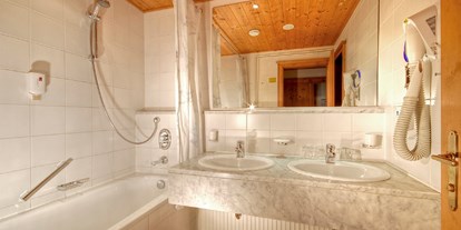 Hotels an der Piste - Pools: Infinity Pool - PLZ 9900 (Österreich) - Doppelzimmer 35 m2 - Hotel Goldried