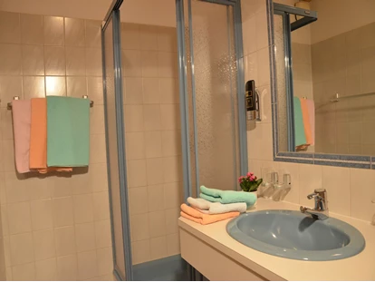 Hotels an der Piste - Skiservice: vorhanden - Röns - Badezimmer mit Dusche - Aparthotel Spitzer