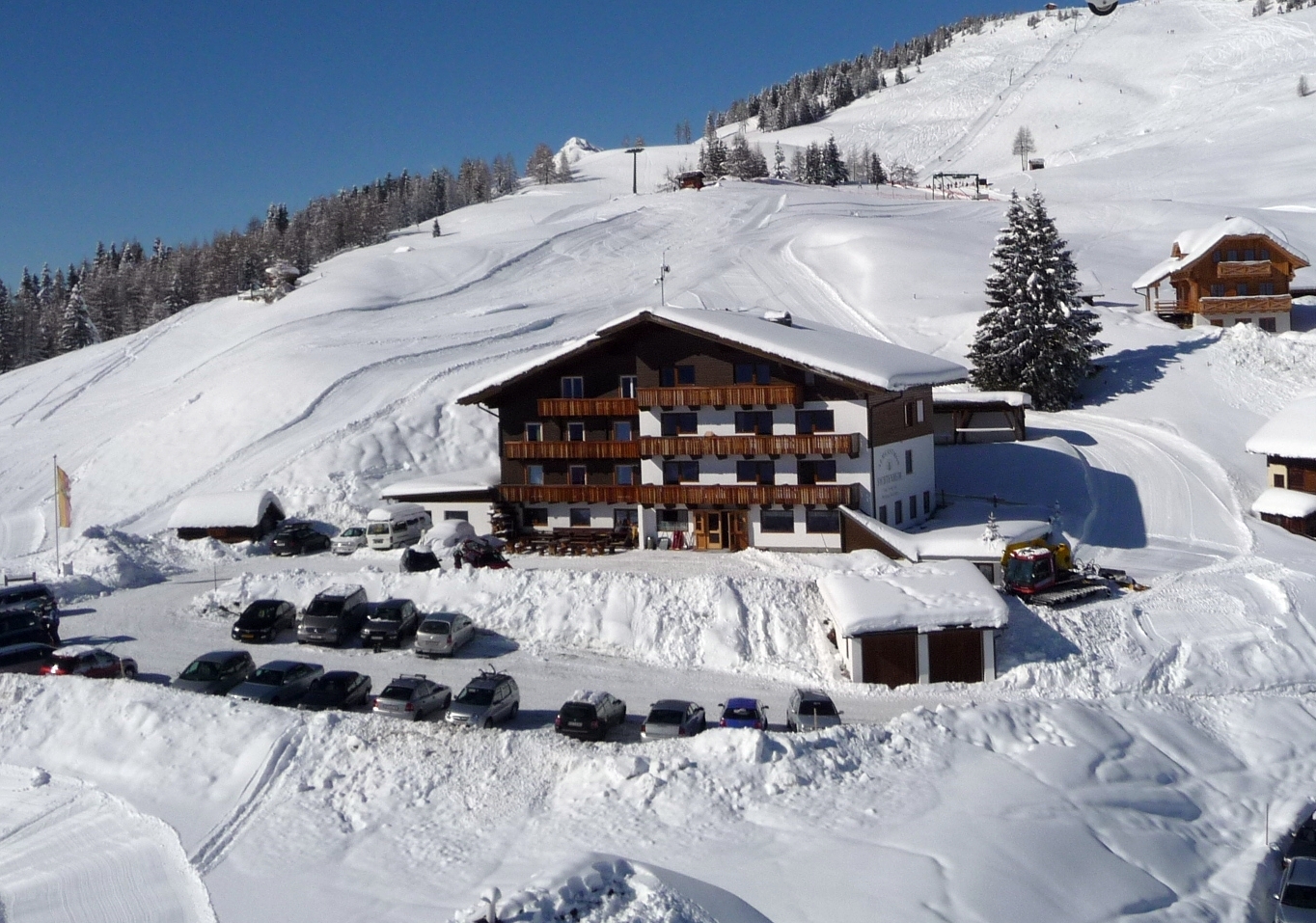 Skihotel - Unser FICHTENHEIM mitten im Skibegiet, mit dem eigenen PKW problemlos erreichbar. - Almhotel Fichtenheim