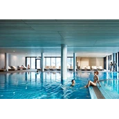 Hotels an der Piste: Schwimmbad mit Whirlpool und Außenbecken  - Hotel die Wälderin