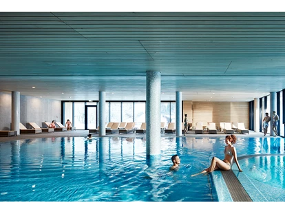 Hotels an der Piste - Hallenbad - Röns - Schwimmbad mit Whirlpool und Außenbecken  - Hotel die Wälderin