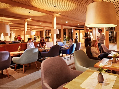 Hotels an der Piste - Skiraum: vorhanden - Röns - Lobby/Bar  - Hotel die Wälderin