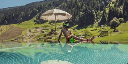 Hotels an der Piste - Hotel-Schwerpunkt: Skifahren & Familie - Enkerbichl - Beheizter Infinity Panoramapool  - Hotel Bacher Asitzstubn