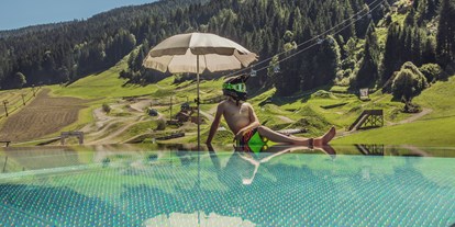 Hotels an der Piste - Pools: Außenpool beheizt - Arndorf (Mittersill, Hollersbach im Pinzgau) - Beheizter Infinity Panoramapool  - Hotel Bacher Asitzstubn