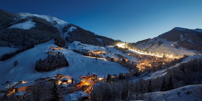 Hotels an der Piste - Hotel-Schwerpunkt: Skifahren & Wellness - PLZ 6365 (Österreich) - Hinterglemm bei Nacht 
© Saalbach Hinterglemm, Daniel Roos - 4****S Hotel Hasenauer