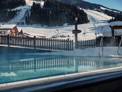 Hotels an der Piste - Skicircus Saalbach Hinterglemm Leogang Fieberbrunn - Rooftop-Relax-Area für Winterwellness - 4****S Hotel Hasenauer