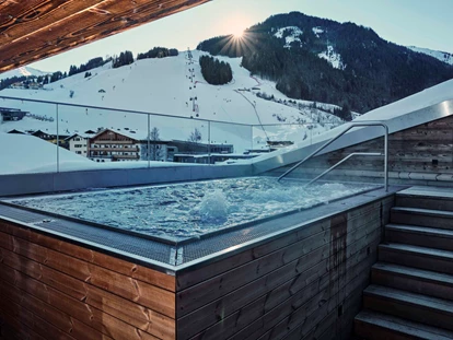 Hotels an der Piste - Hotel-Schwerpunkt: Skifahren & Wellness - Going am Wilden Kaiser - Wellness mit Aussicht im Winter - 4****S Hotel Hasenauer