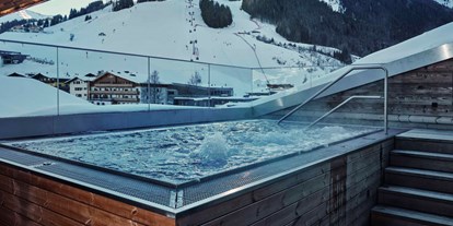Hotels an der Piste - Parkplatz: kostenlos beim Hotel - PLZ 5700 (Österreich) - Wellness mit Aussicht im Winter - 4****S Hotel Hasenauer