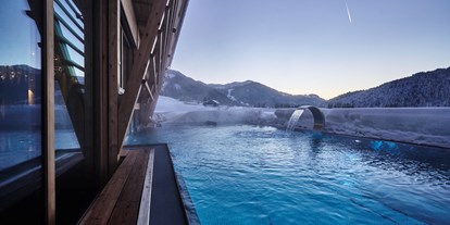 Hotels an der Piste - Lech - Infinity-Pool im Mountain Spring Spa - HUBERTUS MOUNTAIN REFUGIO ALLGÄU