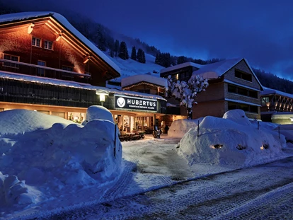 Hotels an der Piste - Ladestation Elektroauto - Schröcken - Haupteingang des HUBERTUS Mountain Refugio Allgäu - HUBERTUS MOUNTAIN REFUGIO ALLGÄU