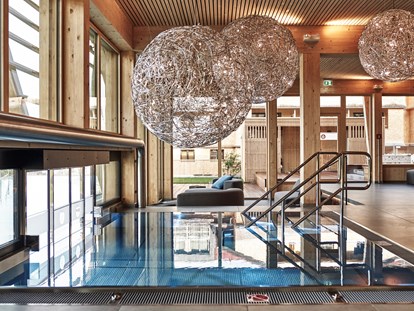 Hotels an der Piste - Pools: Außenpool beheizt - Riefensberg - Infinity-Pool im Mountain Spring Spa - HUBERTUS MOUNTAIN REFUGIO ALLGÄU