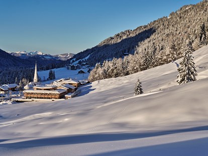 Hotels an der Piste - geführte Skitouren - Riefensberg - Ausblick auf das Hotel im Balderschwanger Tal - HUBERTUS MOUNTAIN REFUGIO ALLGÄU