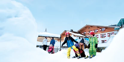 Hotels an der Piste - Skikurs direkt beim Hotel: für Kinder - Oberhof (Goldegg) - Happy's Miniskikurs direkt am Hotel mit Zauberteppich - amiamo - Familotel Zell am See