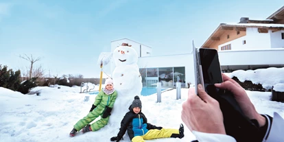 Hotels an der Piste - Hotel-Schwerpunkt: Skifahren & Familie - Oberhof (Goldegg) - Spaß im Schnee auf der Hotelterrasse - amiamo - Familotel Zell am See