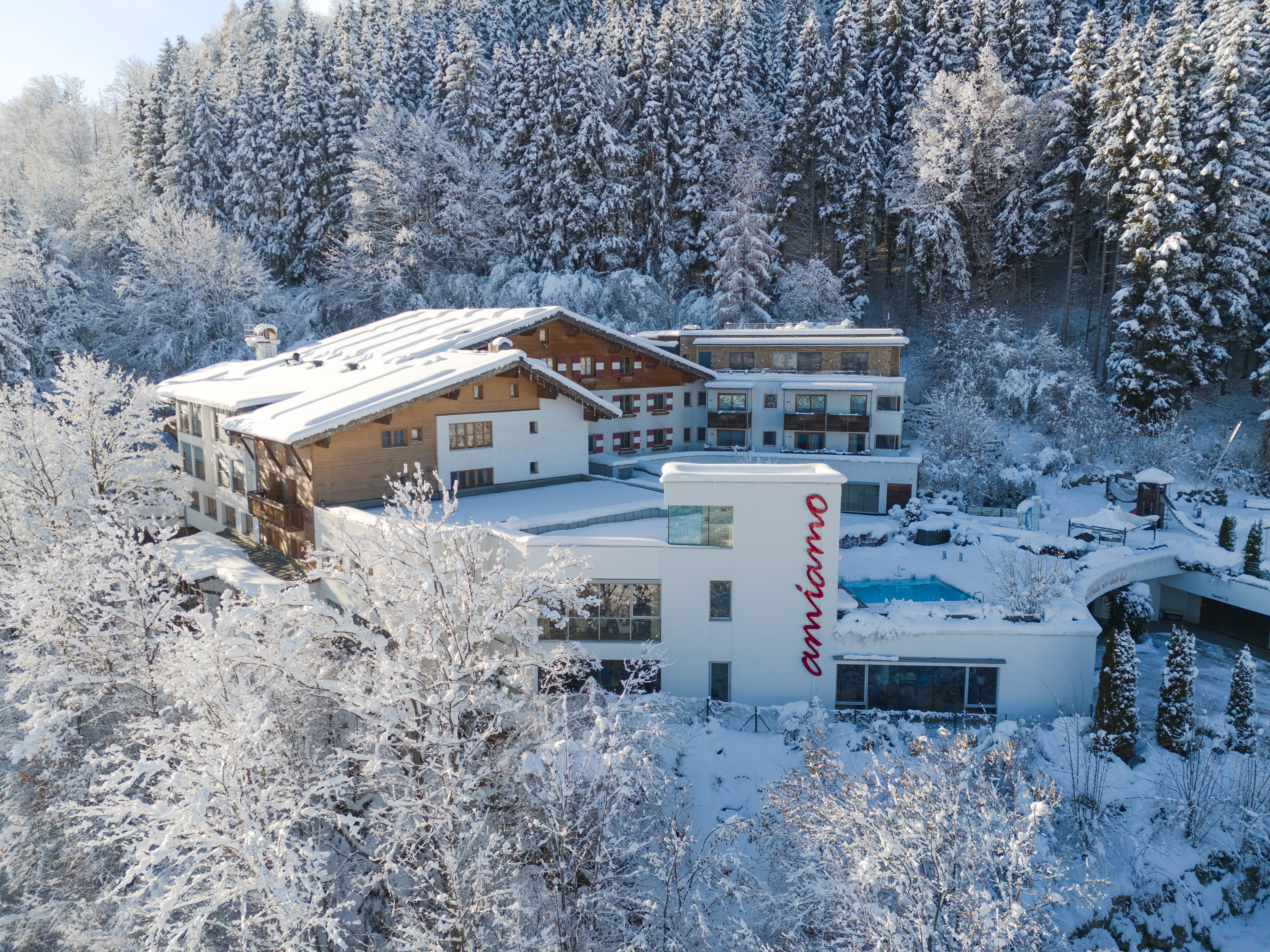 Skihotel - Hotelansicht Winter - direkt an der Skipiste - amiamo - Familotel Zell am See