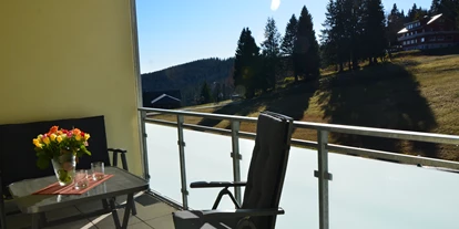 Hotels an der Piste - geführte Skitouren - Furtwangen im Schwarzwald - Beispielbild Terrasse - H&P Residenz Grafenmatt