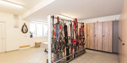 Hotels an der Piste - Skiraum: Skispinde - Radstadt - großzügiger Skiraum mit eigenem Skispind pro Zimmer und Wärmestäbe für Ihre Skischuhe - Berghotel Sonnhof