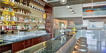 Hotels an der Piste - Pools: Infinity Pool - Bar - Arena Franz Ferdinand Nassfeld
