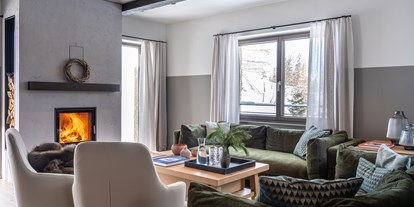 Hotels an der Piste - Hotel-Schwerpunkt: Skifahren & Ruhe - Wirnsberg - Großer, modernen Wohnbereich mit eignem Kamin - KAUZ - Design Chalets