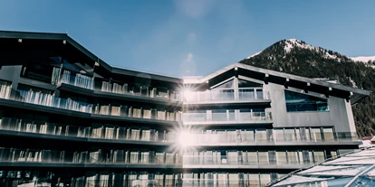 Hotels an der Piste - Skiraum: videoüberwacht - Zams - Fassade mit Pool - Elizabeth Arthotel