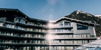 Hotels an der Piste - Skiraum: videoüberwacht - Samnaun Dorf - Fassade mit Pool - Elizabeth Arthotel