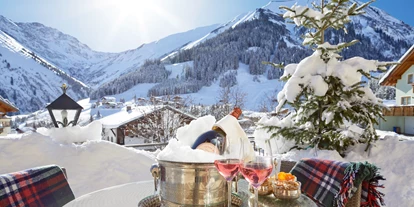 Hotels an der Piste - Skiraum: versperrbar - Pflach - Terrasse - Hotel Singer - Relais & Châteaux