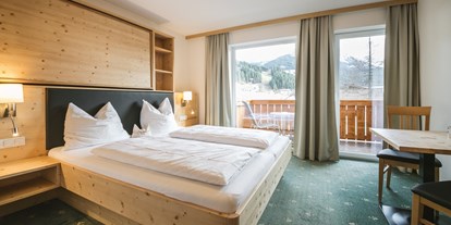 Hotels an der Piste - PLZ 5450 (Österreich) - Familienzimmer Typ A mit einem Doppelbett in jedem Schlafzimmer und einem zusätzlichen Stockbett in einem der Schlafzimmer. - Familienhotel Botenwirt ***S