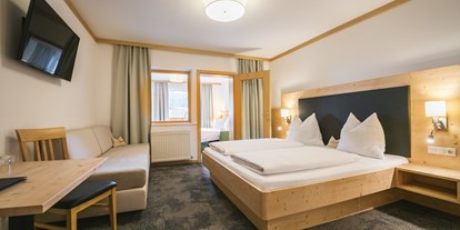 Hotels an der Piste - Hotel-Schwerpunkt: Skifahren & Familie - PLZ 5453 (Österreich) - Familienzimmer Typ A mit einem Doppelbett in einem der Schlafzimmer und einer ausziehbaren Schlafcouch in dem anderen Schlafzimmer. - Familienhotel Botenwirt ***S